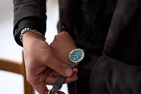 写真：SDKS029 KING SEIKO 着用イメージ